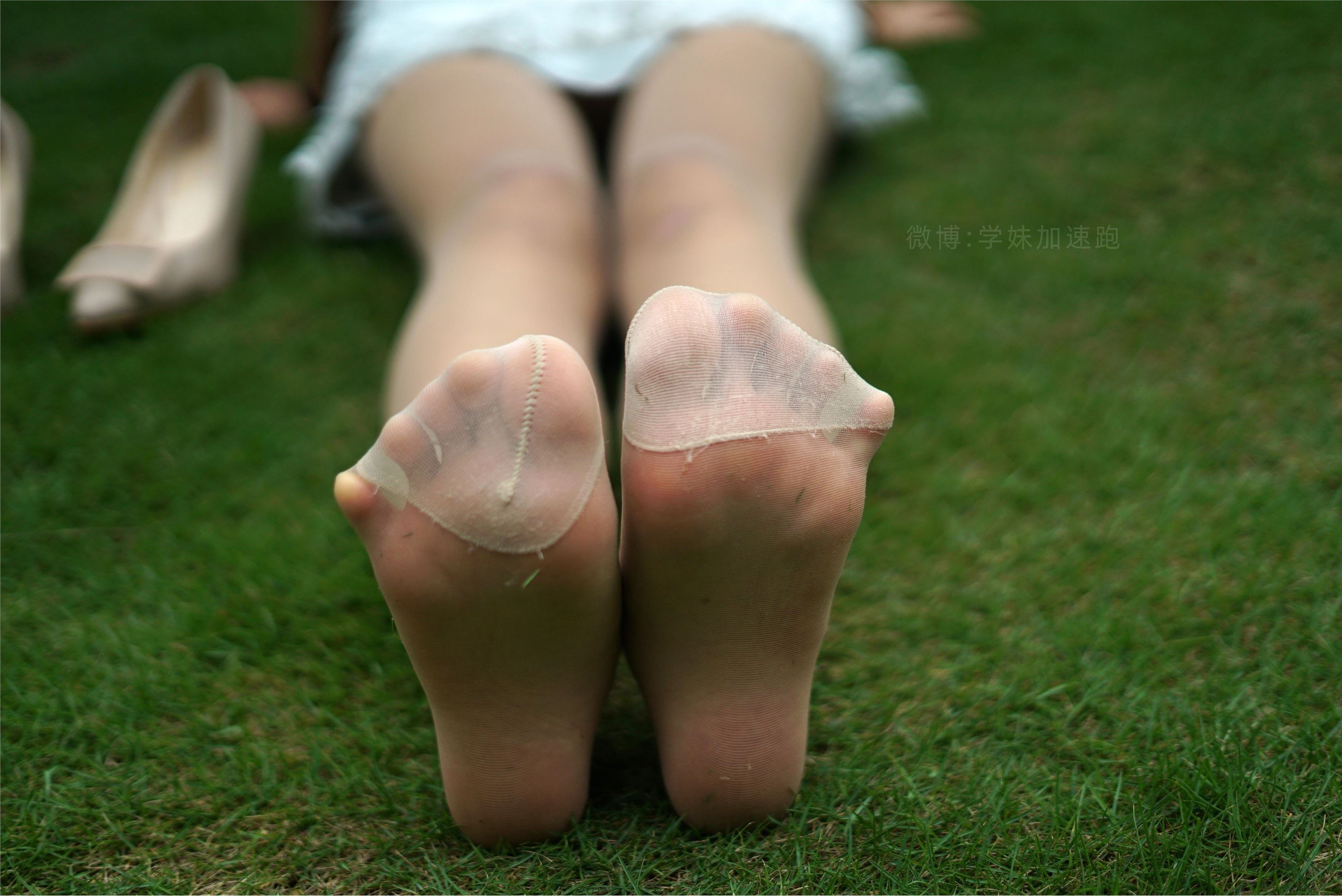 学妹加速跑 XM079《草地上的绿茶jio-鹿酱》